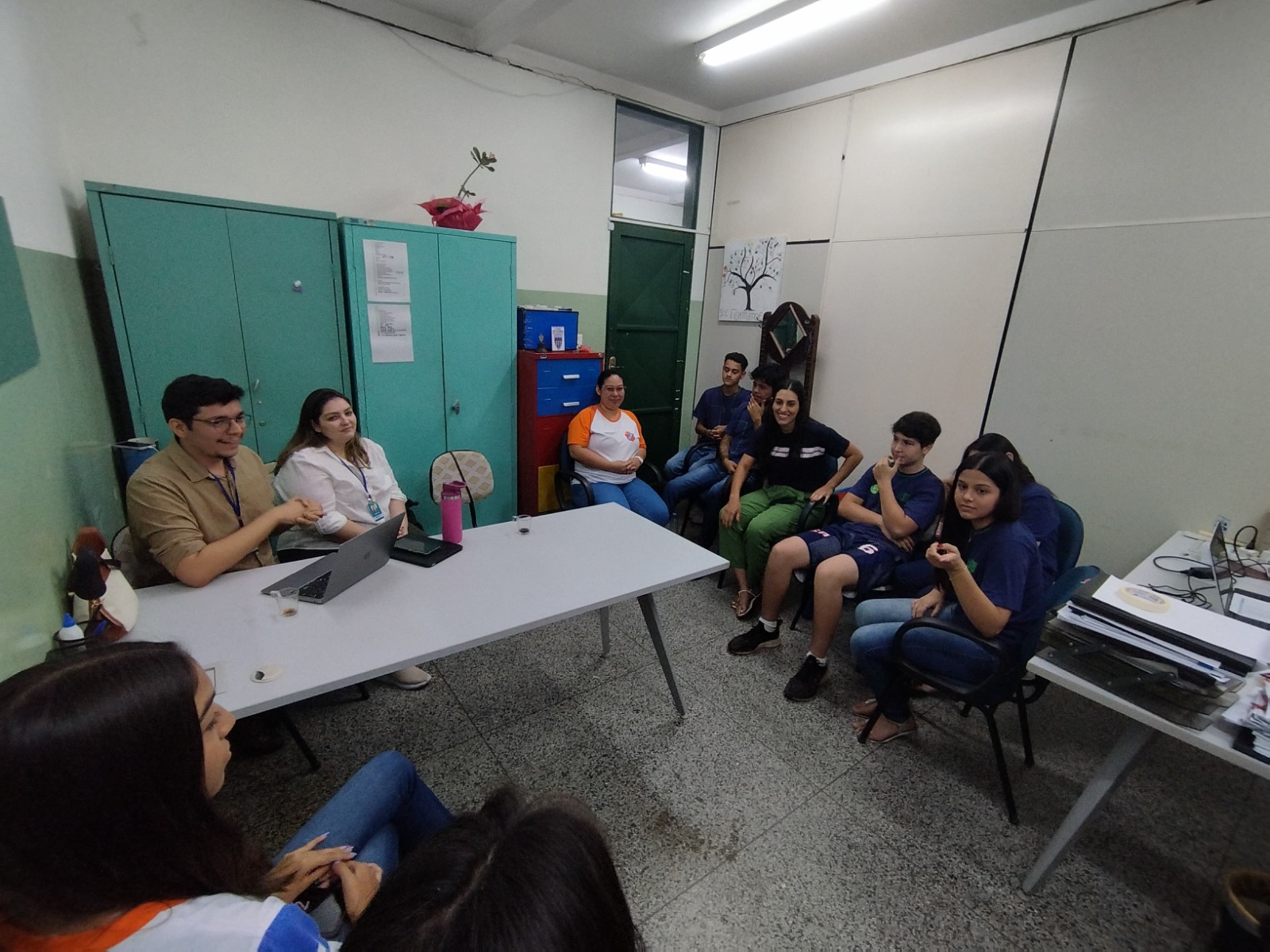 Estudantes reunidos para falar sobre o projeto PIDEM Equipe em reunião