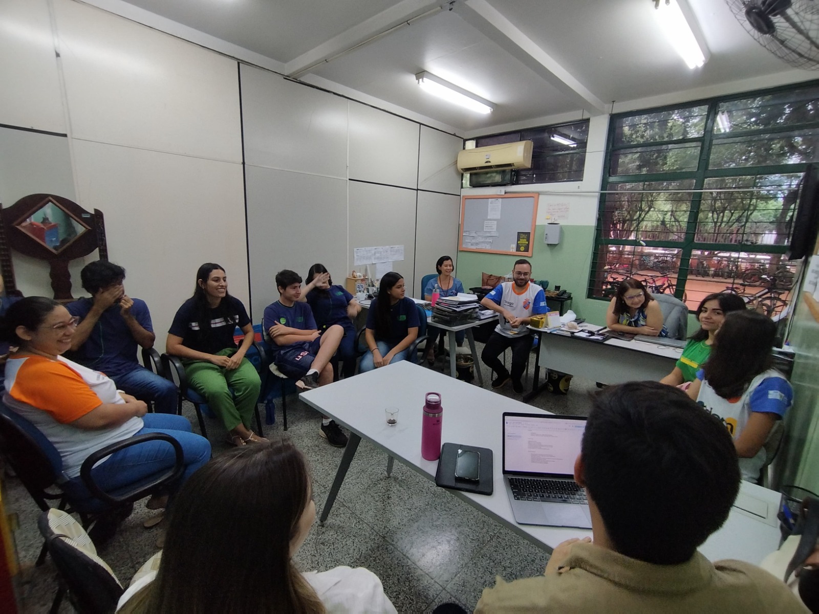 Estudantes reunidos para falar sobre o projeto PIDEM Conversa em grupo