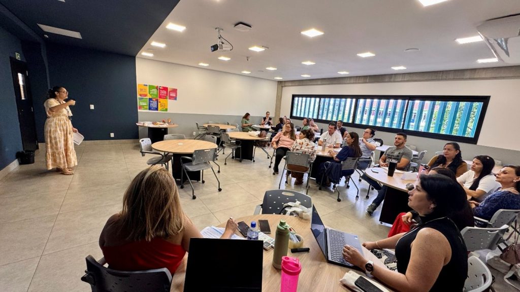 A imagem apresenta várias pessoas estudando o tema do encontro.